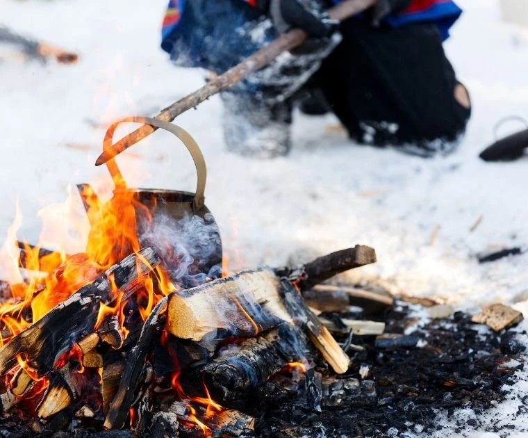 Allumage d'un feu dans la neige pour apprendre la survie en milieu hostile