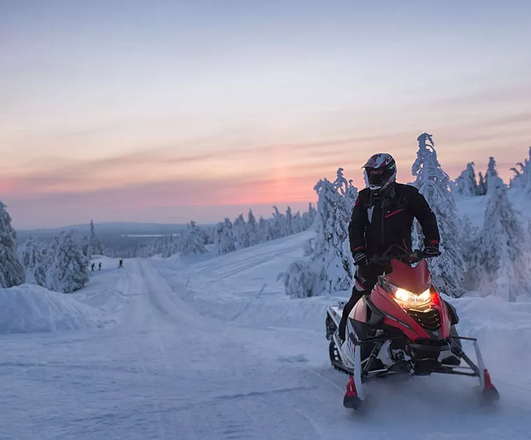 Pilote de motoneige dans un parc national en Laponie
