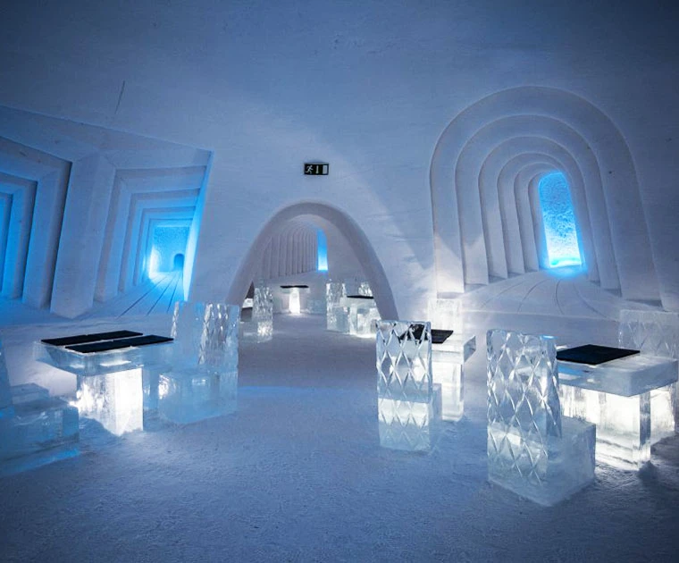 Tables dressées avec soin dans l'insolite Restaurant de glace de Lainio