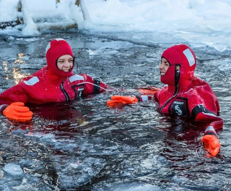 Deux amies profitent des sensations inoubliables de flotter dans l’eau gelée du lac