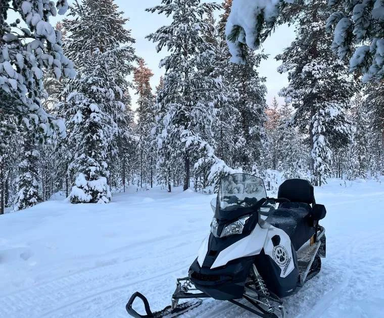 Initiation à la motoneige pour le safari vers le chalet de Vuontis à Noël