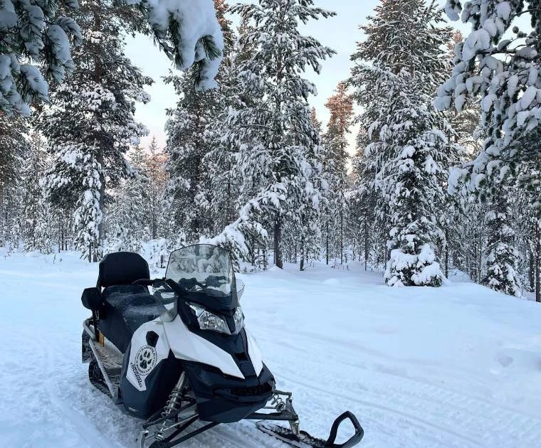 Initiation à la motoneige avant le safari à la recherche du Père Noël