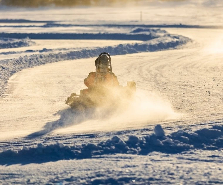Conduite d'un kart sur une piste glacée