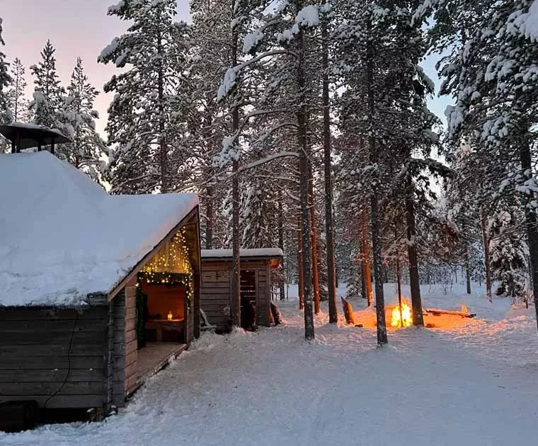 Feu de bois dans la neige en Laponie
