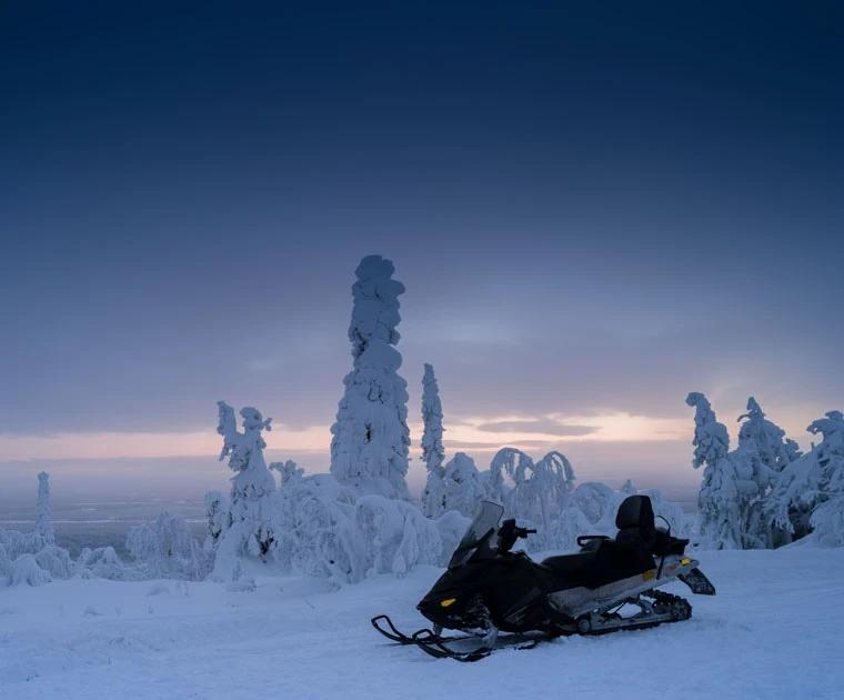 Motoneige sur les hauteurs d'Harriniva à Noël