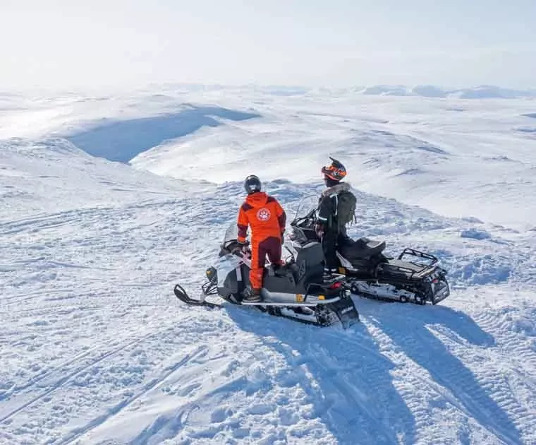 Motoneige en direction de Kilpisjarvi en Laponie