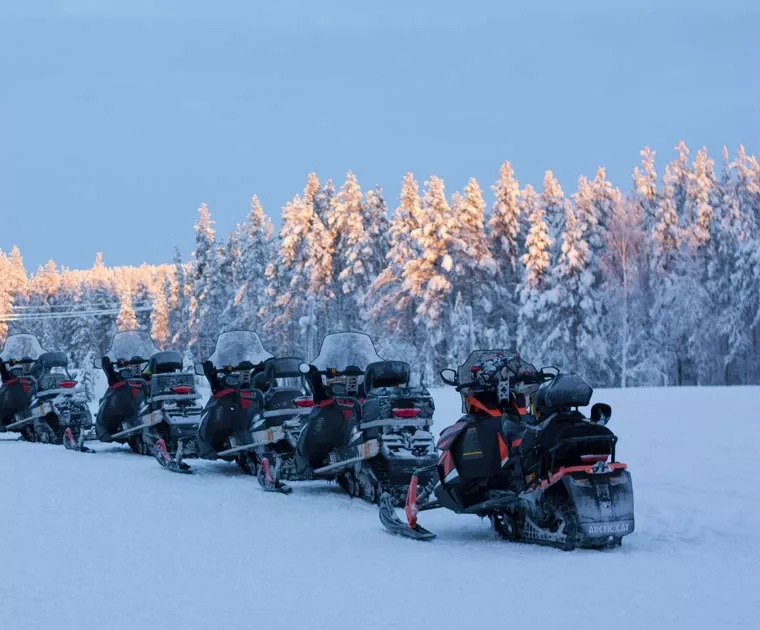 Initiation à la motoneige sur un lac en Laponie