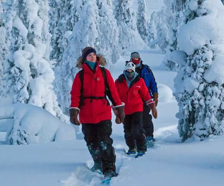 Promenade en raquettes dans la neige épaisse en Laponie finlandaise
