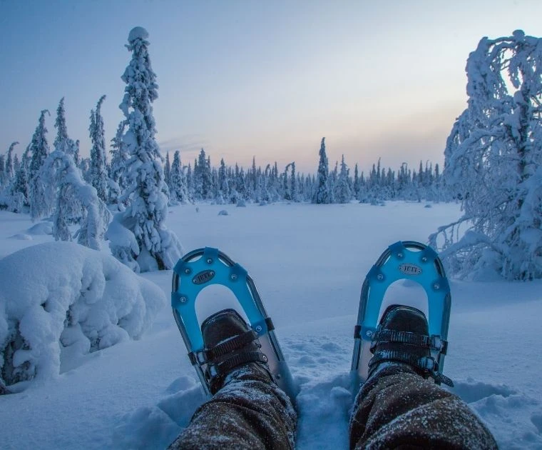 Des raquettes plantées dans la neige près de Jeris au Nouvel An