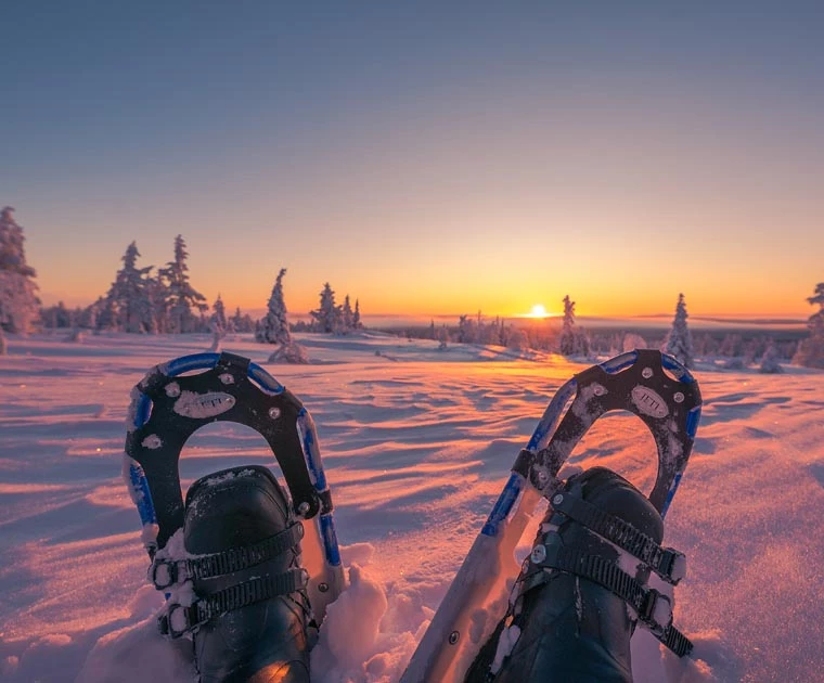 Raquettes plantées dans la neige en Laponie finlandaise