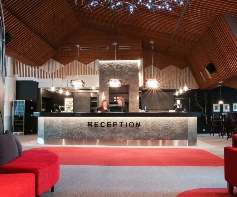 La chaleur feutrée de la réception de l'hôtel
