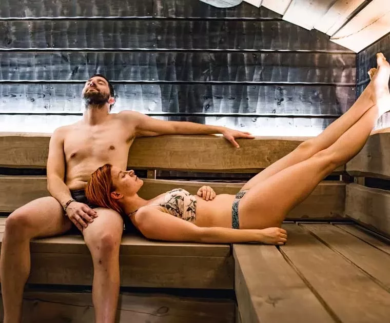 Couple dans un sauna en Laponie