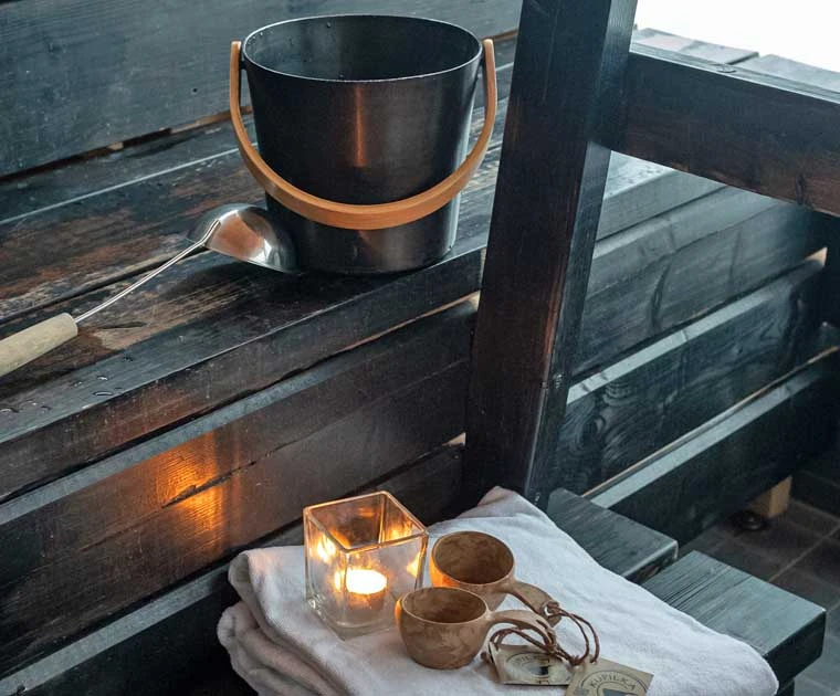 Sauna traditionnel pour une parenthèse de chaleur avant le safari de 8 jours en motoneige