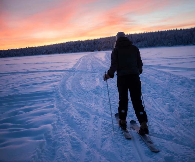 Skieur de fond sur un lac gelé en Laponie