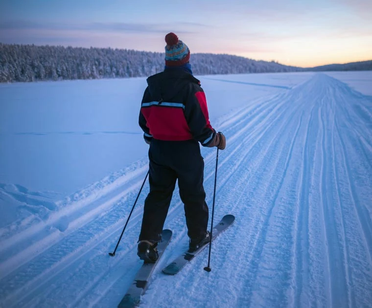 Ski de fond sur le lac Jerisjärvi au Nouvel An