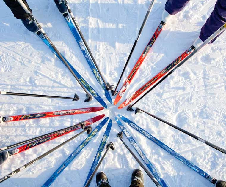 Skis de fond posés en cercle sur la neige en Laponie