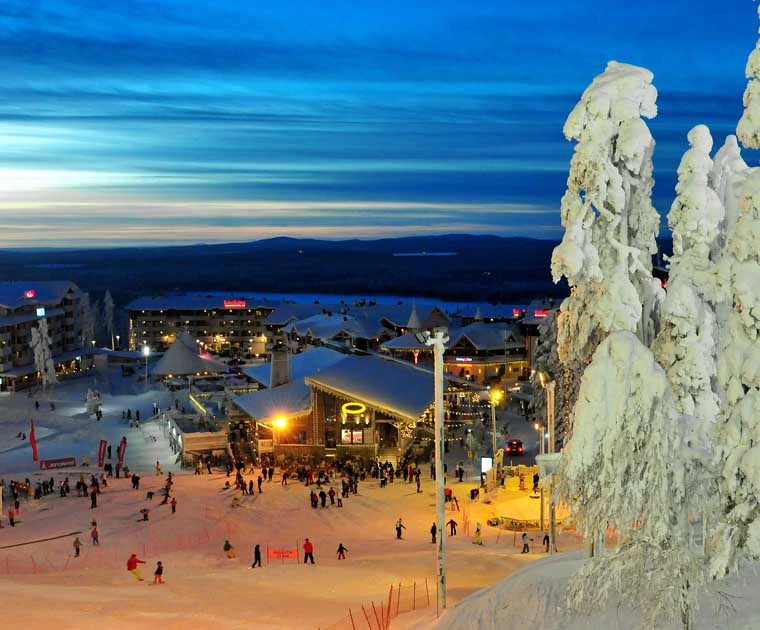 Vue nocturne insolite sur les pistes animées de la station