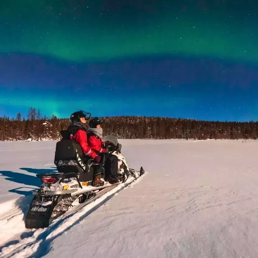 20 km de motoneige sous les aurores boréales à Harriniva en Laponie 