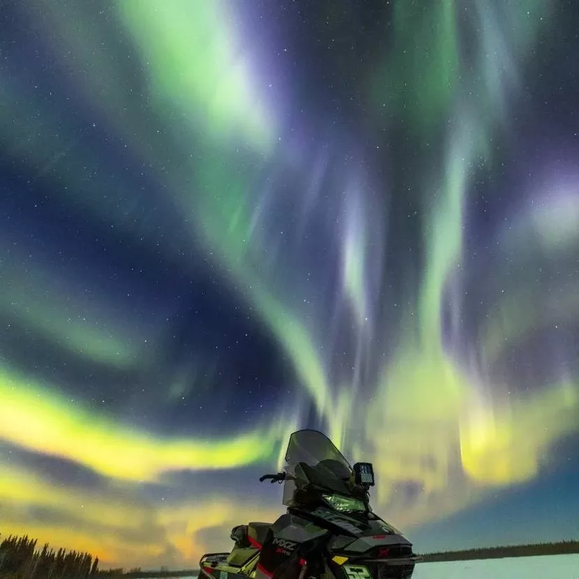 20 km de motoneige sous les aurores boréales depuis Jeris en Laponie