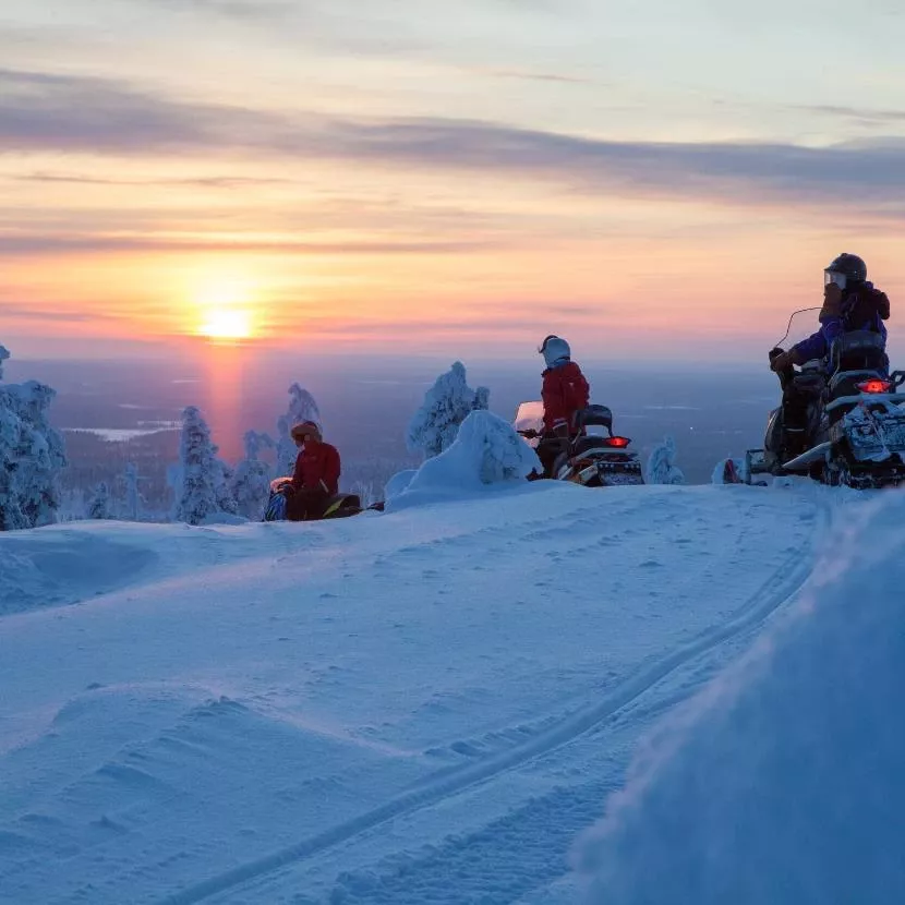 30 km de motoneige depuis Harriniva en Laponie