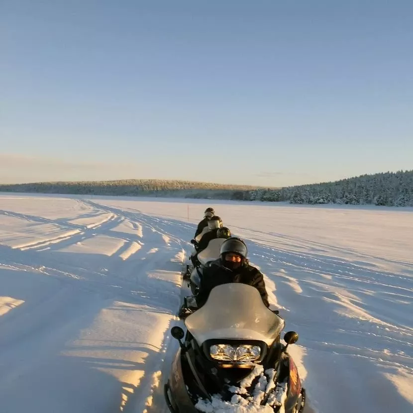 30 km de motoneige depuis Jeris en Laponie