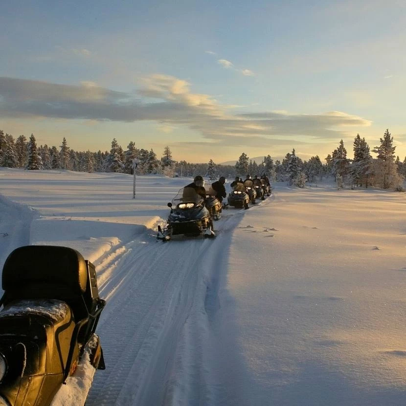 Motoneige, pêche sous la glace et déjeuner depuis Levi en Laponie